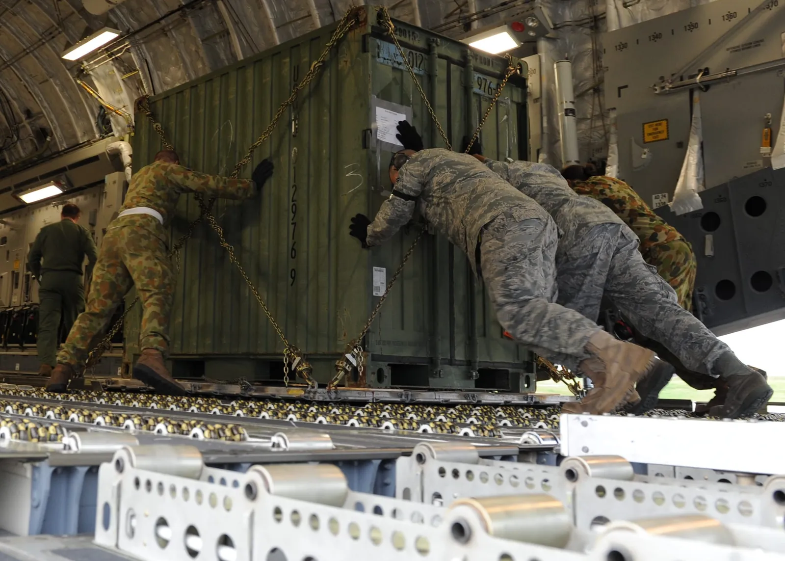 Nakládka kontejneru do letounu C-17